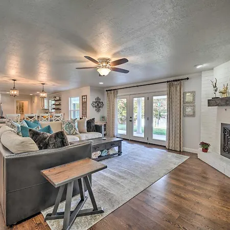 Elegant Nw Oklahoma City Home With Spacious Yard